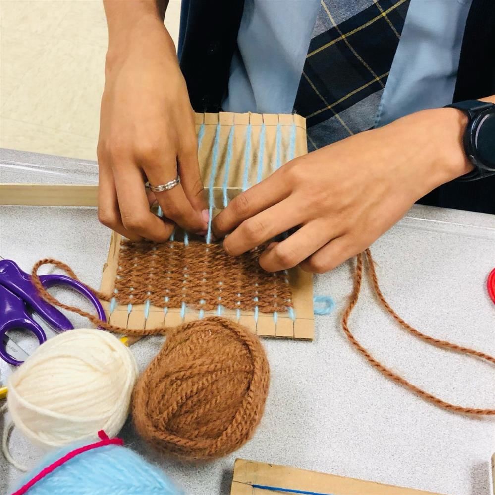  Student weaving yarn